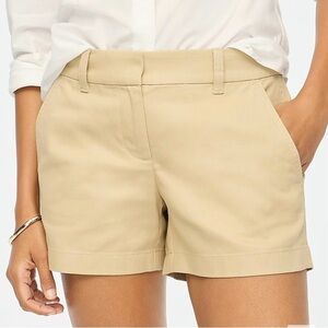 Women’s J. Crew 5" inseam classic chino shorts in lite khaki - size 16